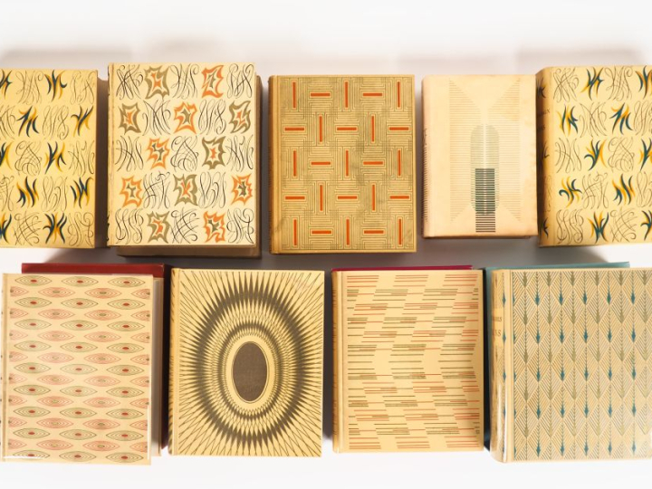 CARTONNAGES N.R.F. ENSEMBLE DE 9 VOLUMES (8 in-4 et 1 in-8), cartonnag