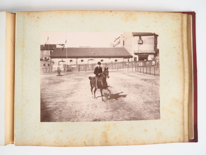 CONCOURS HIPPIQUE. Béziers 1894. In-4 toile chagrinée rouge avec titre