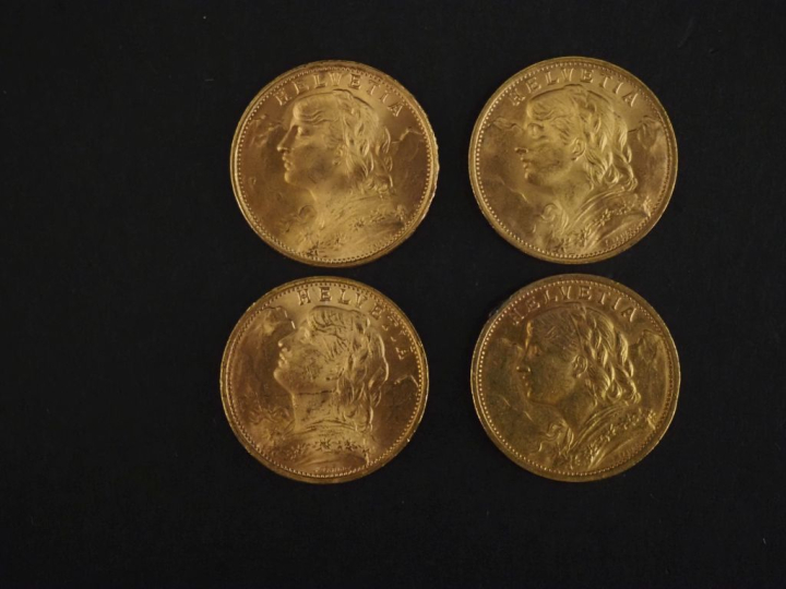 Quatre pièces de 20 Francs suisse or, 1908, 1935 (x2) et 1949. FRAIS A