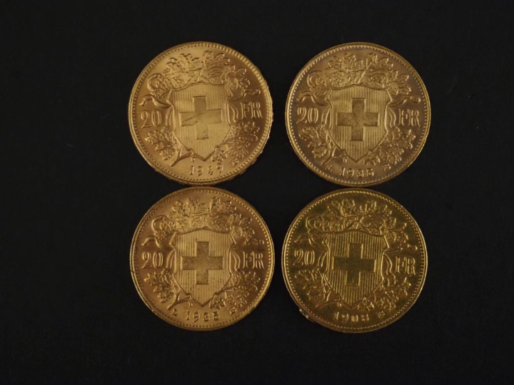 Quatre pièces de 20 Francs suisse or, 1908, 1935 (x2) et 1949. FRAIS A