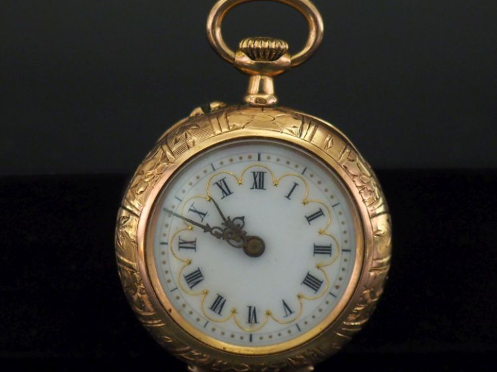 	Montre de col Napoléon III en or jaune 750.  Cadran à chiffres romain