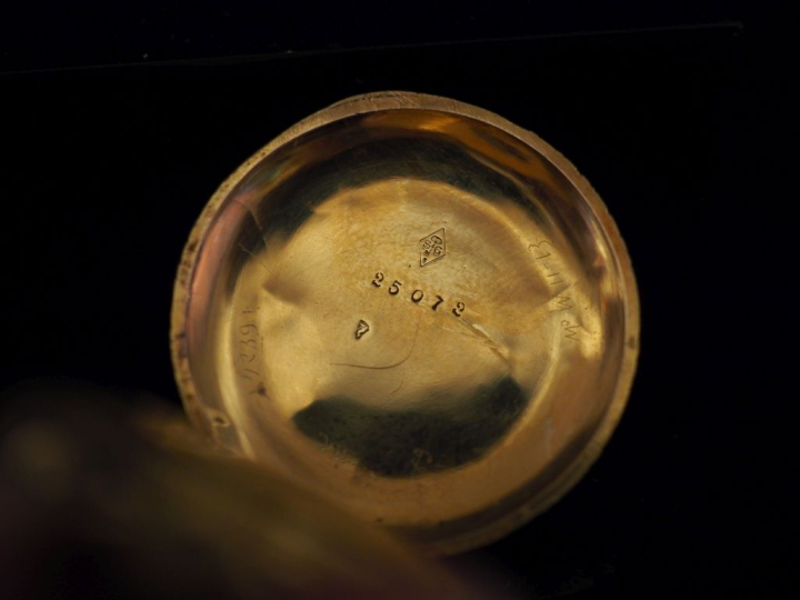 	Montre de col Napoléon III en or jaune 750.  Cadran à chiffres romain