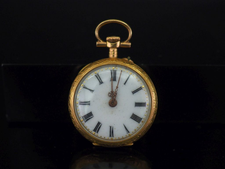 Montre de col en or jaune 750.  Cadran à chiffres romains pour les heu