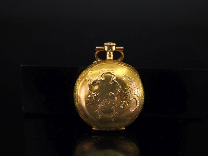 Montre de col en or jaune 750.  Cadran à chiffres romains pour les heu