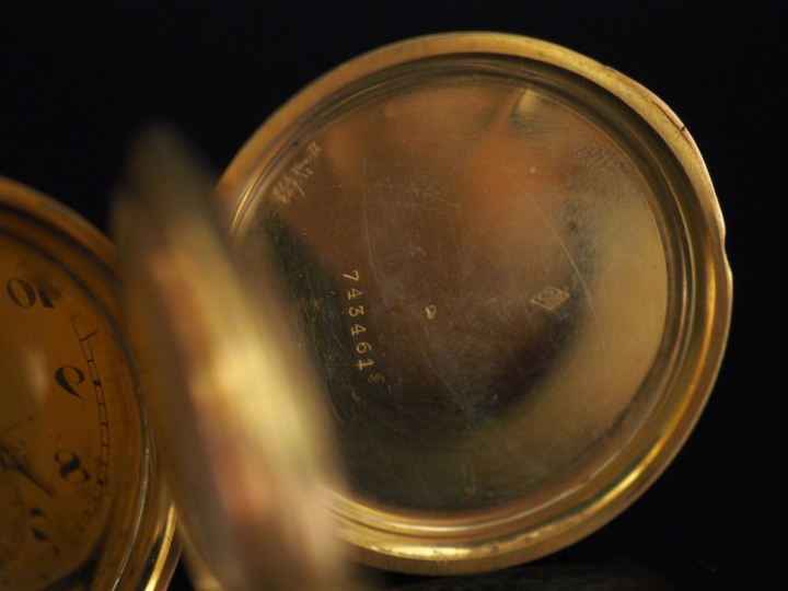 Montre savonnette en or jaune 750.  Cadran à chiffres arabes pour les 