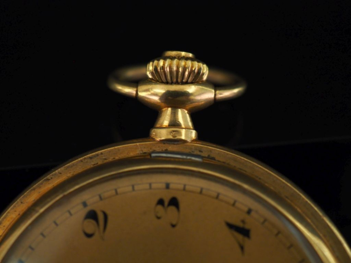 Montre savonnette en or jaune 750.  Cadran à chiffres arabes pour les 