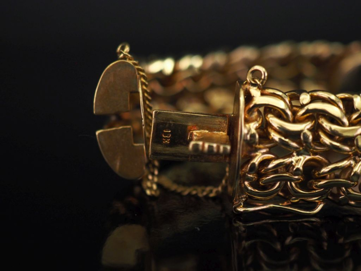 OMEGA,  Montre bracelet de dame, boitier et bracelet en or jaune 750. 