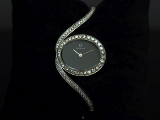 Vente aux enchères OMEGA Montre bracelet de dame en or blanc 750 et diamants.  Cadran ova