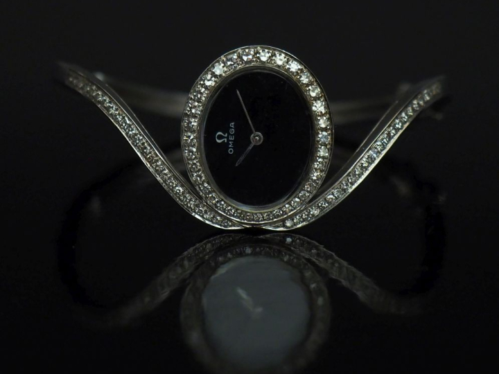 OMEGA Montre bracelet de dame en or blanc 750 et diamants.  Cadran ova