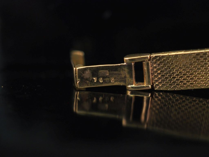 Montre bracelet de dame, boitier et bracelet en or jaune 750.  Cadran 