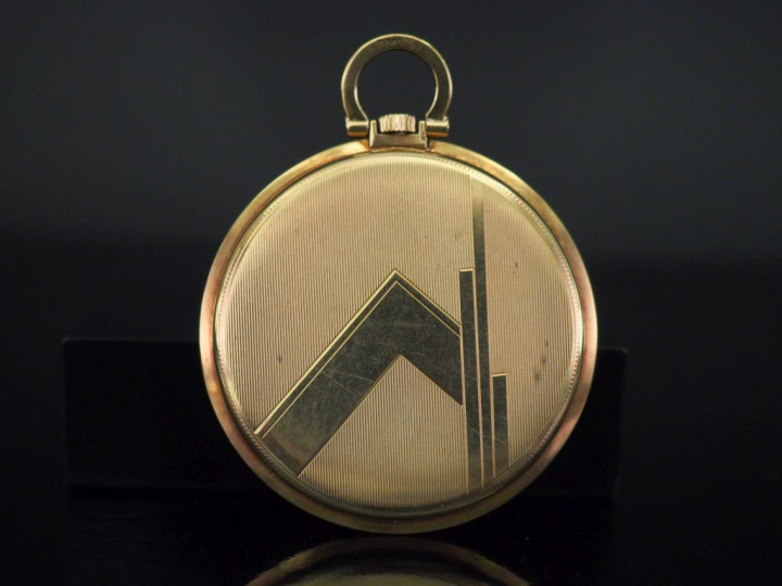 OMEGA,  Montre de gousset plate de style Art déco en or jaune 585.  Ca