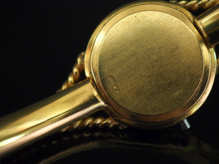 TISSOT Montre bracelet de dame, boitier et bracelet en or jaune 750.  