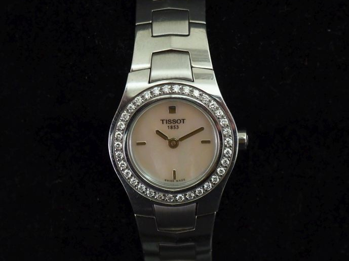 TISSOT, 1853 Montre bracelet de dame en acier.  Cadran à index bâtons 