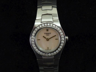 Vente aux enchères TISSOT, 1853 Montre bracelet de dame en acier.  Cadran à index bâtons 