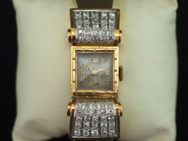 Montre bracelet de dame de style 1940, boitier et bracelet en or jaune
