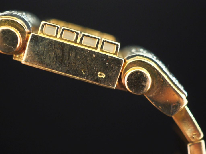 Montre bracelet de dame de style 1940, boitier et bracelet en or jaune