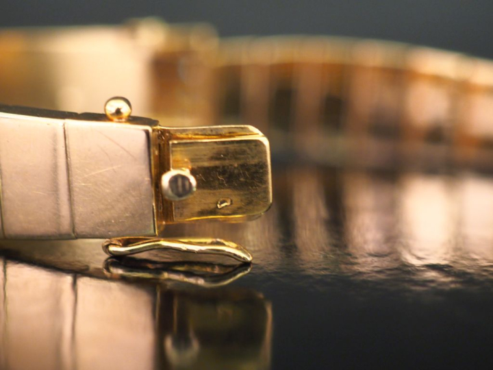 Montre bracelet de dame de style 1940, boitier et bracelet en or jaune