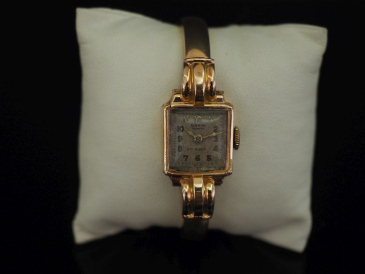 Montre bracelet de style 1940, boitier et bracelet en or jaune 750.  C