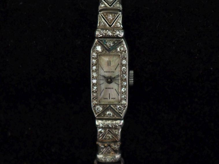 PRINCIPE Montre bracelet de style Art déco.  Boitier à pans coupés en 