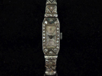 Vente aux enchères PRINCIPE Montre bracelet de style Art déco.  Boitier à pans coupés en 