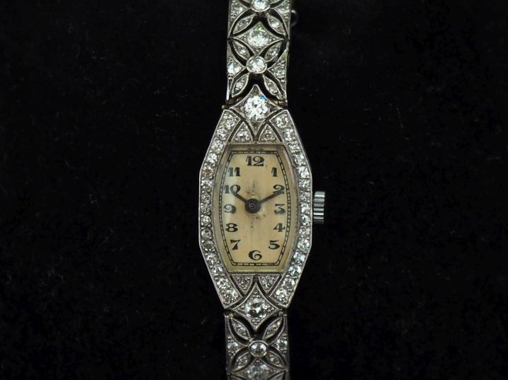 Montre bracelet de style Art déco, boitier en or blanc et diamants.  C