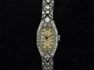 Vente aux enchères Montre bracelet de style Art déco, boitier en or blanc et diamants.  C