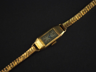 Vente aux enchères Montre bracelet de dame, boitier en or jaune 750.  Boitier à pans coup