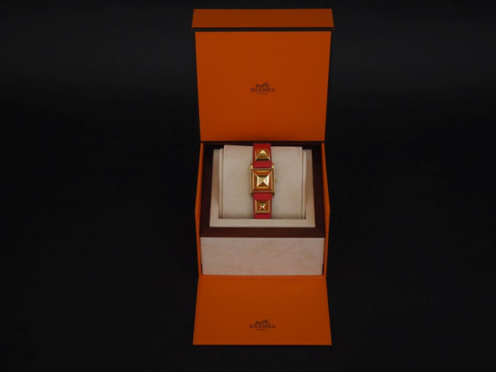 HERMES,  Montre bracelet de dame, modèle "Médor". Trois motifs en méta