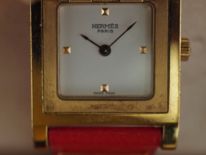 HERMES,  Montre bracelet de dame, modèle "Médor". Trois motifs en méta