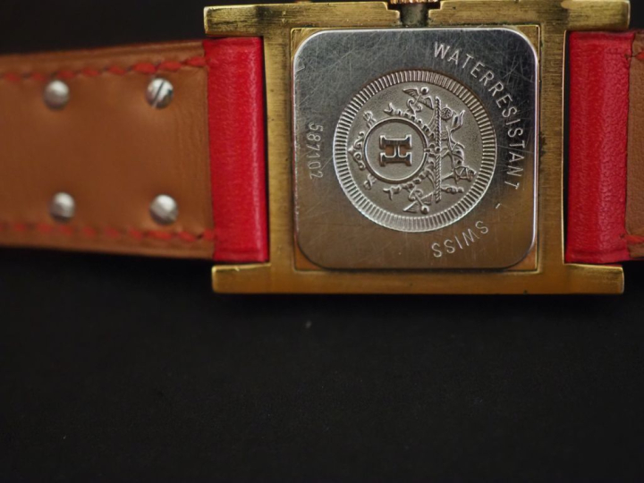 HERMES,  Montre bracelet de dame, modèle "Médor". Trois motifs en méta