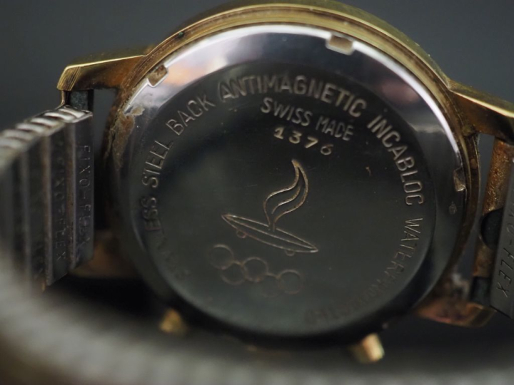 GIGANDET,  Montre bracelet d'homme en métal doré.  Cadran rond à pasti