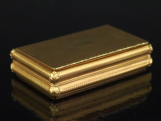 Vente aux enchères Boite à tabac de forme rectangulaire en or jaune 750, à décor d'un car