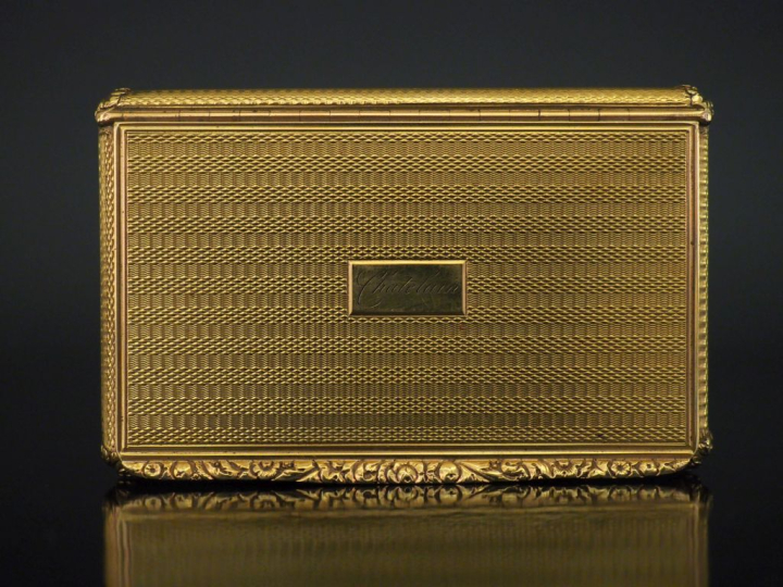 Boite à tabac de forme rectangulaire en or jaune 750, à décor d'un car