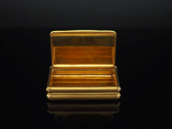 Boite à tabac de forme rectangulaire en or jaune 750, à décor d'un car