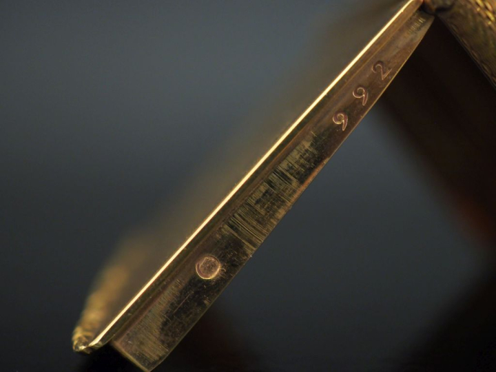 Boite à tabac de forme rectangulaire en or jaune 750, à décor d'un car