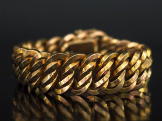 Vente aux enchères Bracelet manchette en or jaune 750, maille américaine.  Chainette de s