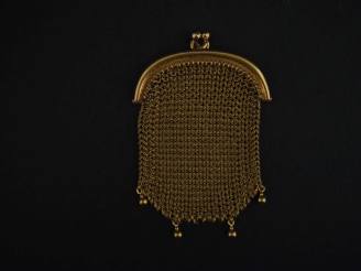 Vente aux enchères Bourse en or jaune 750, à décor de quatre petites boules en pendeloque