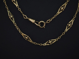 Vente aux enchères Giletière en or jaune 750, composée de maillons en forme de losanges, 