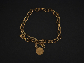 Vente aux enchères Bracelet souple en or jaune 750, maille forçat, agrémenté d'une pastil