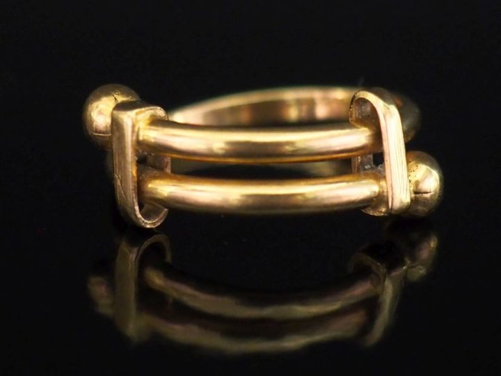 Bague jonc ajouré en or jaune 750, à décor de deux boules.  TDD. 45 Po