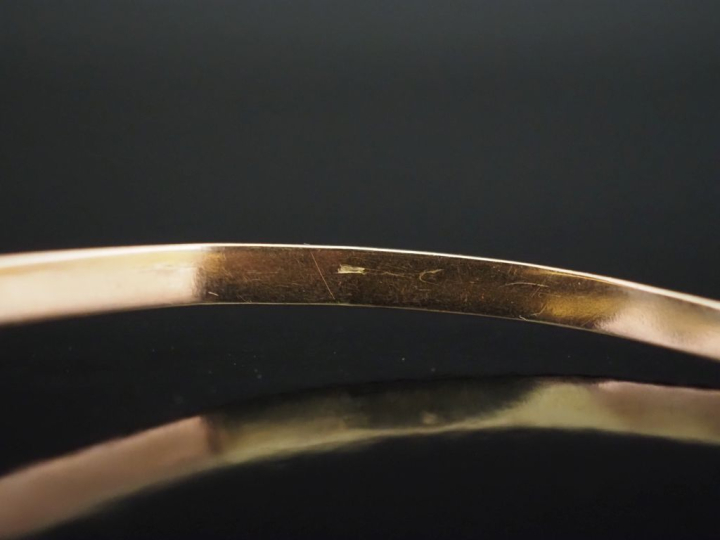 Bracelet jonc de forme stylisé en or jaune 750.  Diam. 7 cm Poids. 10,