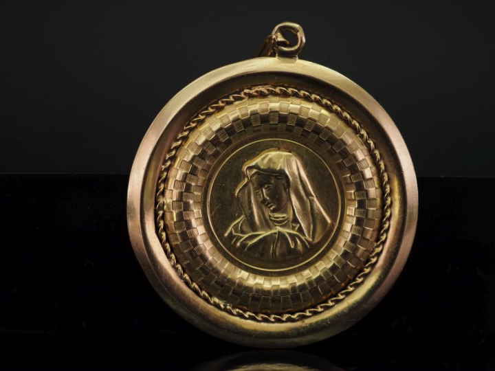 Important médaille religieuse en or jaune 750, figurant la Sainte Vier