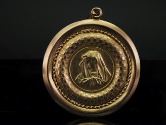 Vente aux enchères Important médaille religieuse en or jaune 750, figurant la Sainte Vier