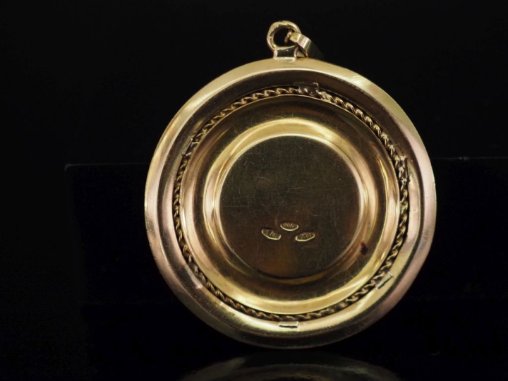 Important médaille religieuse en or jaune 750, figurant la Sainte Vier