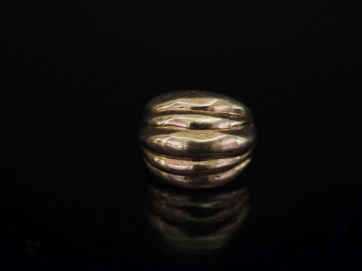 Bague de forme bombée en or jaune 750, à décor de godrons.  TDD. 50 Po