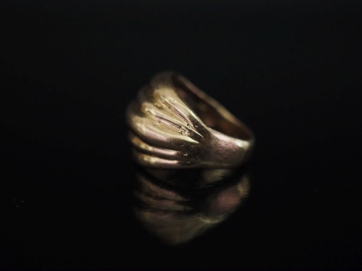 Bague de forme bombée en or jaune 750, à décor de godrons.  TDD. 50 Po