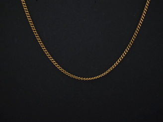 Vente aux enchères Chaine en or jaune 750, maille gourmette.  Chainette de sécurité. Larg