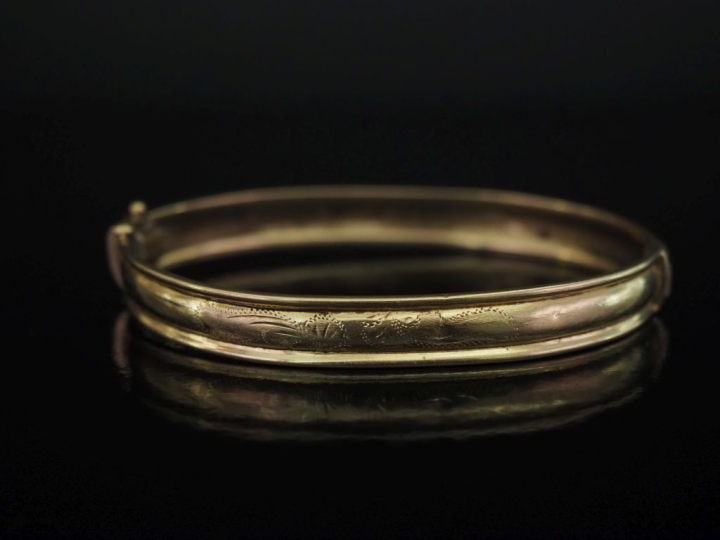 Bracelet jonc de forme ovale Napoléon III en or jaune 750, à décor gra