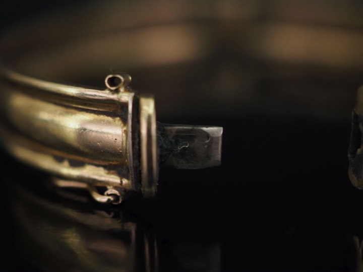 Bracelet jonc de forme ovale Napoléon III en or jaune 750, à décor gra