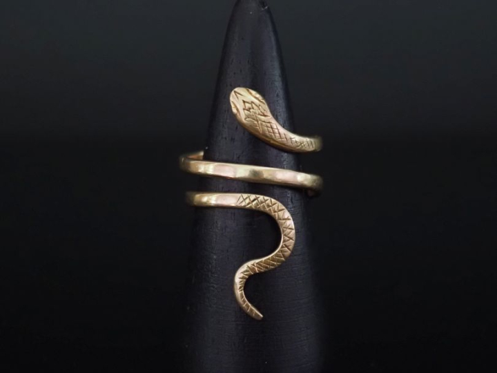 Bague en or jaune 750, en forme de serpent.  TDD. 61 Poids. 7,53 g   